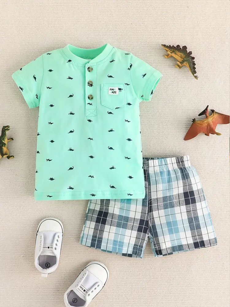 Traje de niño, traje de short cuadrado gris con azul, camisa verde con dibujos de dinosaurios, cuello redondo