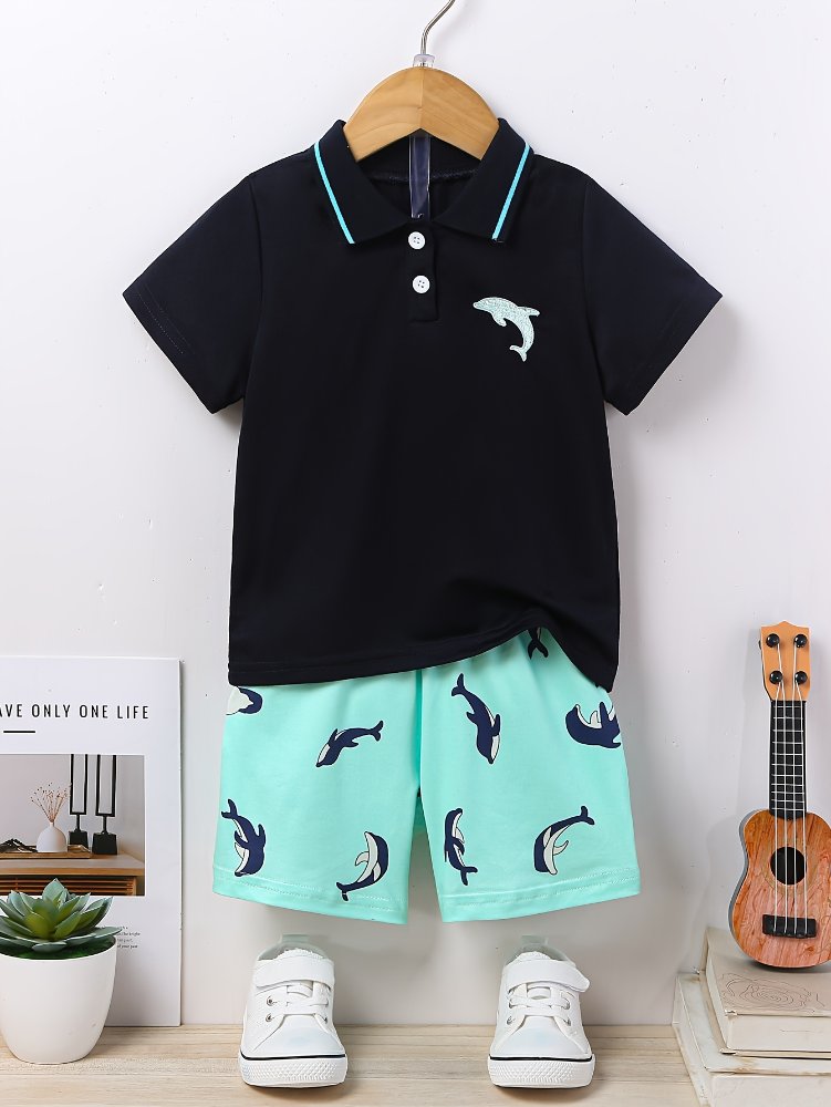 Traje de niño, traje de short acua con dibujo de delfines, camisa estilo polo negra