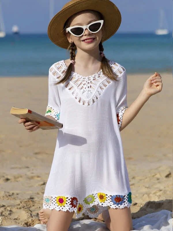 Salida de baño de niña, forma recta y con flores tejidas parte de enfrente