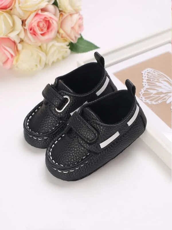 Zapatitos negros con cinta en blanco