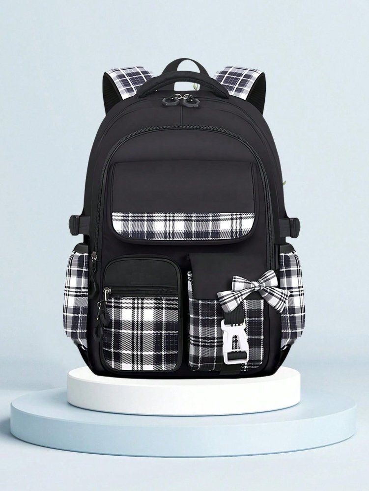 Mochila negra con detalles cuadrados negro con blanco. Bolsillos adelante y costados