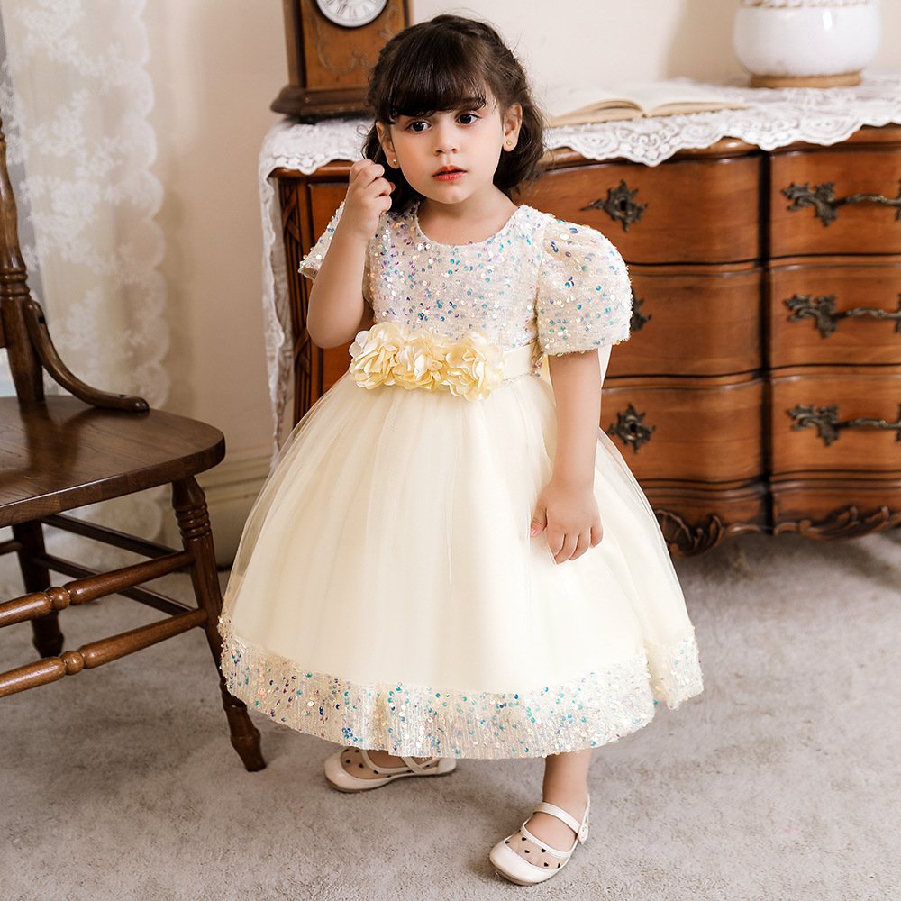 Vestido de niña, vestido crema con parte superior con lentejuelas y franja de lentejuela en la parte inferior, ramo de flores en la cintura