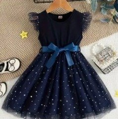 Vestido de niña, vestido azul, con vuelos en mangas y detalles dorados en la parte inferior, cinta en la cintura