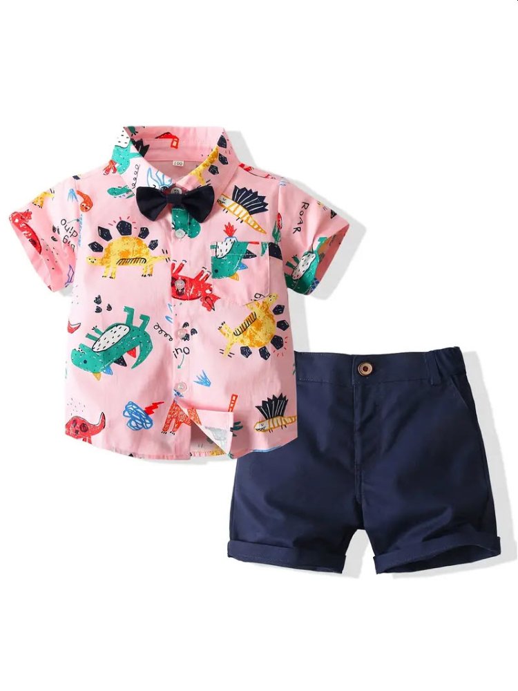 Traje de niño, traje de short azul y corbatín negro, camisa rosada con dibujos de dinosaurios