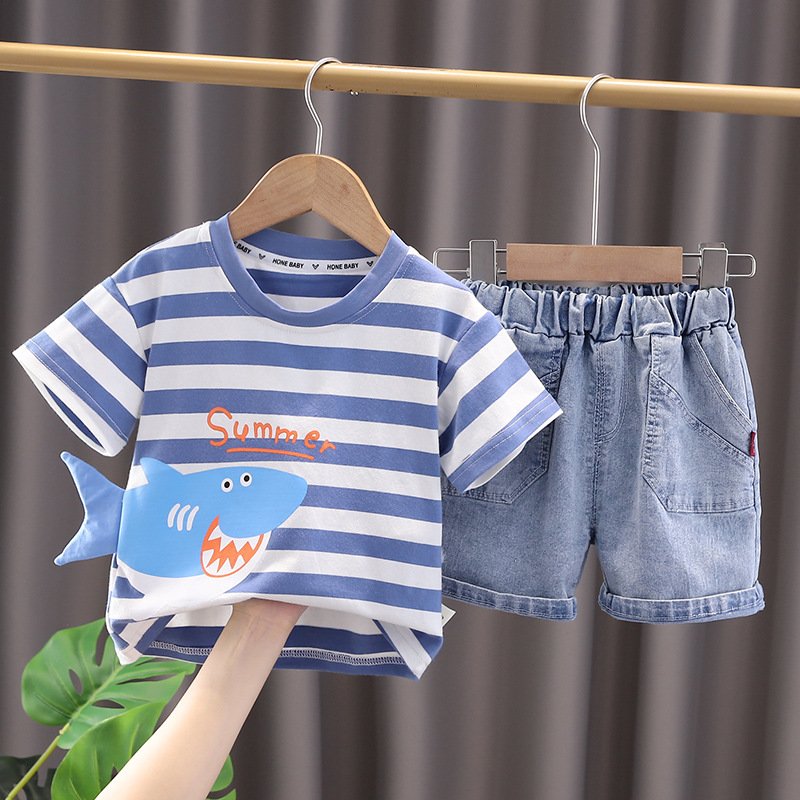 Traje de niño, traje de short jeans, camisa celeste con rayas blanca y dibujo de tiburón