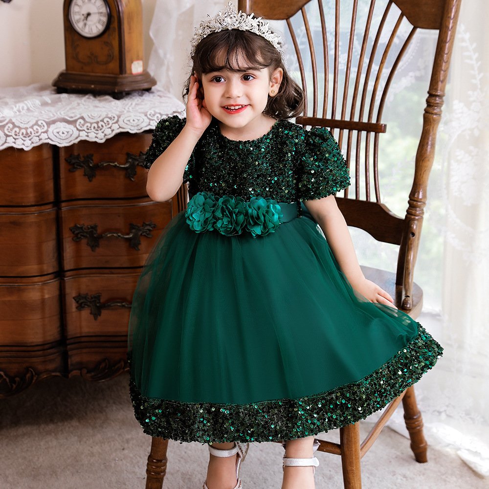 Vestido de niña, vestido verde con parte superior con lentejuelas y franja de lentejuela en la parte inferior, ramo de flores en la cintura