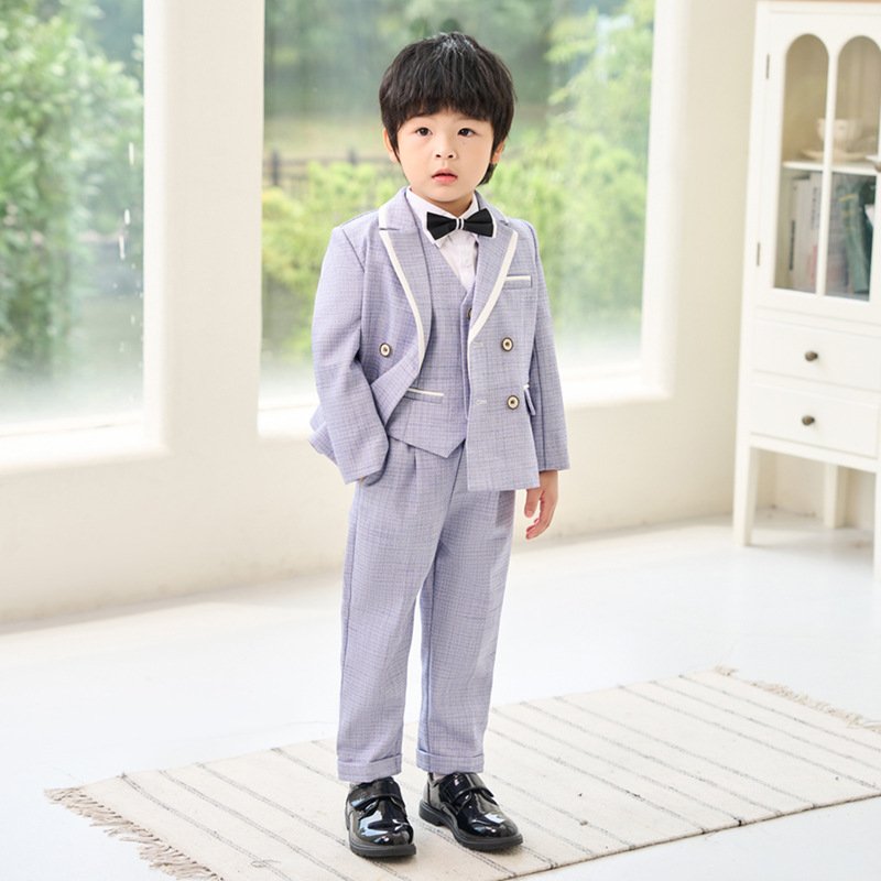 Traje de niño, traje formal de saco, chaleco y pantalón gris claro, camisa blanca y corbatín negro con blanco