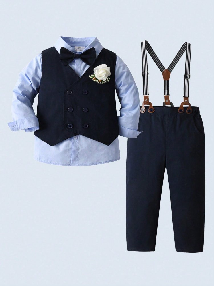 Traje de niño, traje de pantalón y chaleco azul, camisa celeste manga larga, tirante rayado y corbatín negro, con una flor