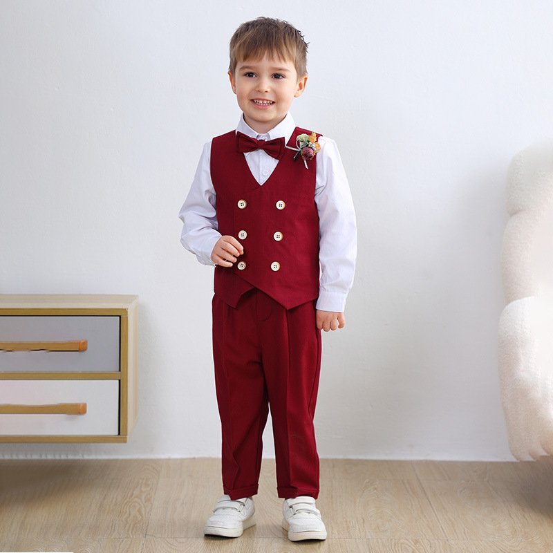 Traje de niño, traje de pantalón, chaleco y corbatín rojo, camisa blanca manga larga, seis botones en chaleco