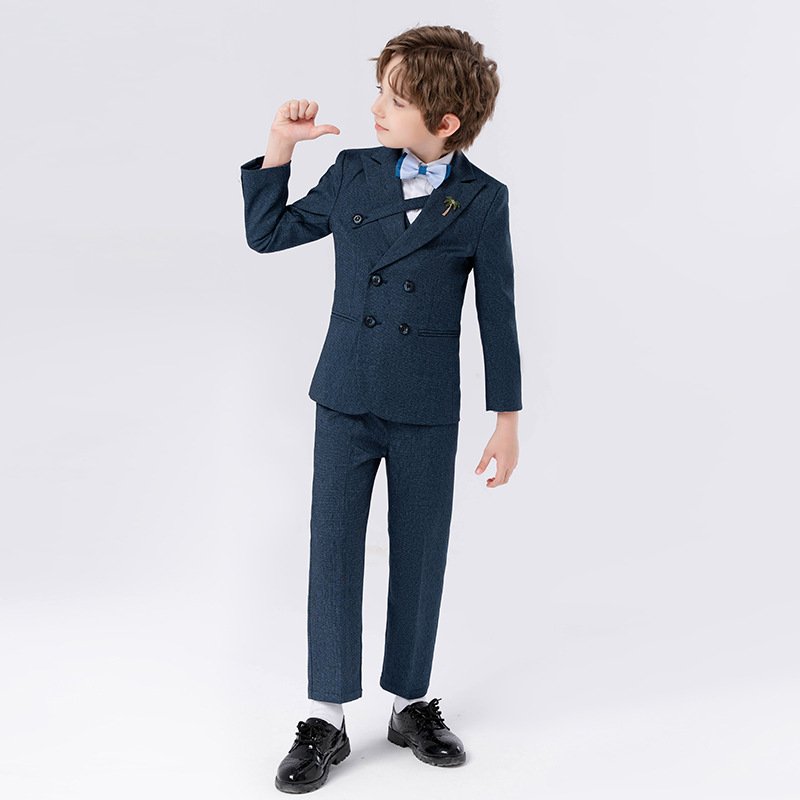 Traje de niño, traje formal saco y pantalón gris, camisa blanca y corbatín azul con celeste, saco con estilo diagonal