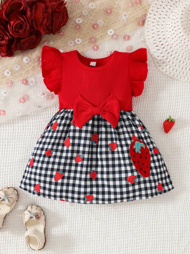 Vestido de niña, vestido parte superior rojo, parte inferior cuadrado blanco con negro y figuras de fresas, lazo en la cintura