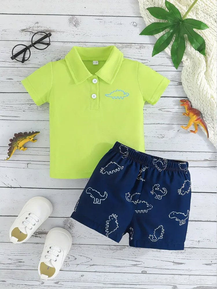 Traje de niño, traje de short azul con dinosaurios en blancos, camisa estilo polo verde y dinosaurio en celeste