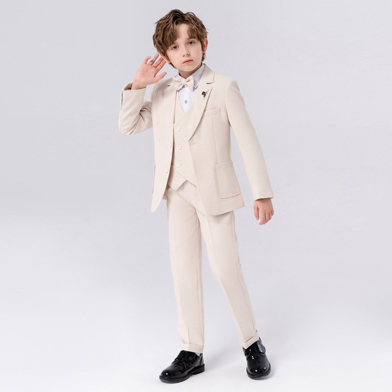 Traje de niño, traje formal crema, pantalón, saco, chaleco y corbatín en crema, camisa blanca manga larga
