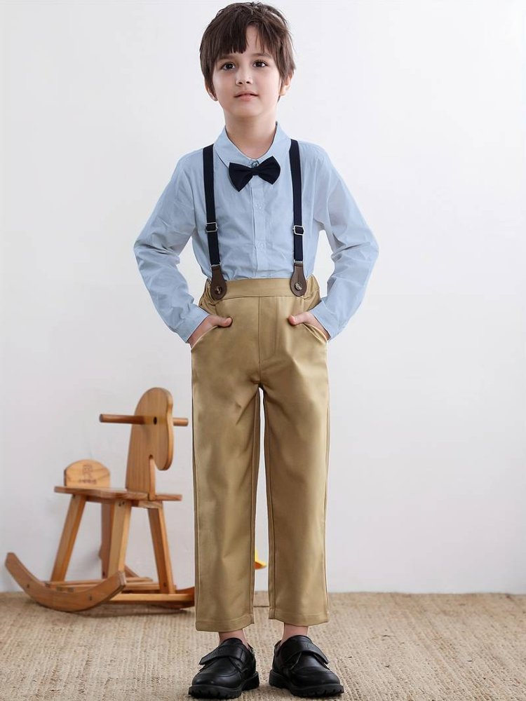 Traje de niño, traje de pantalón crema, camisa celeste manga larga, tirantes y corbatín negro