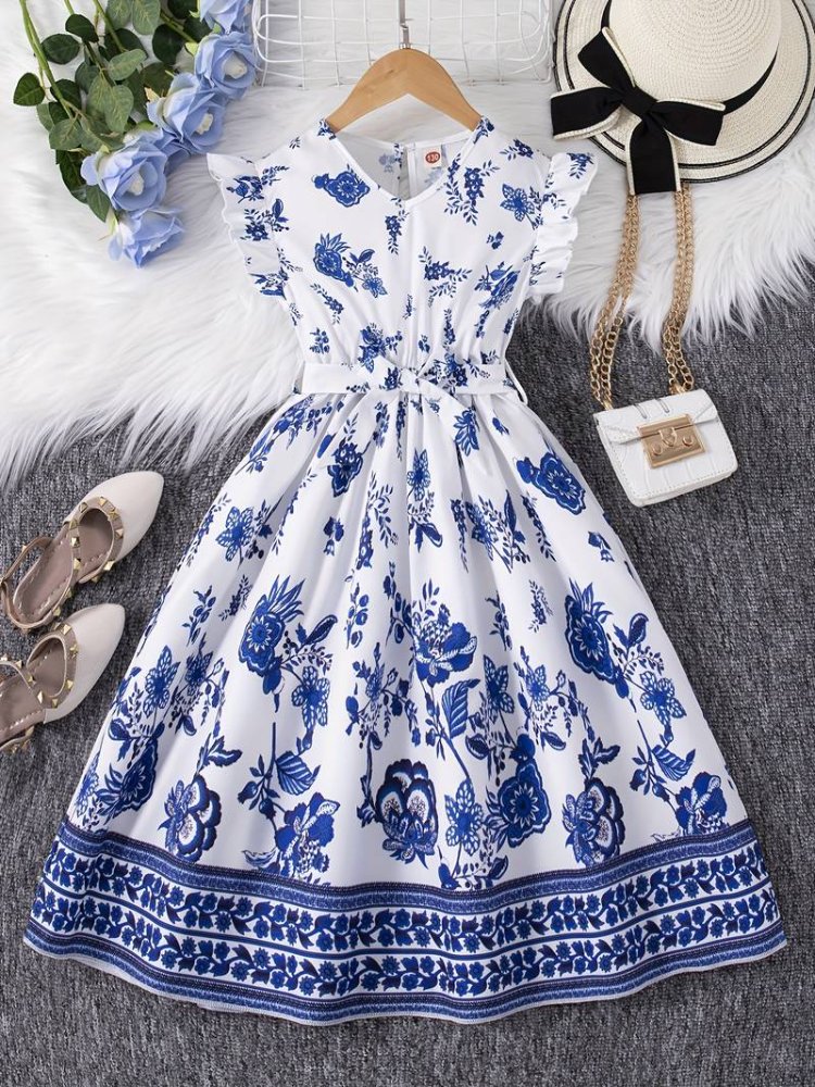 Vestido de niña, vestido blanco con azul estampado de flores, vuelo en las mangad y cinta en la cintura