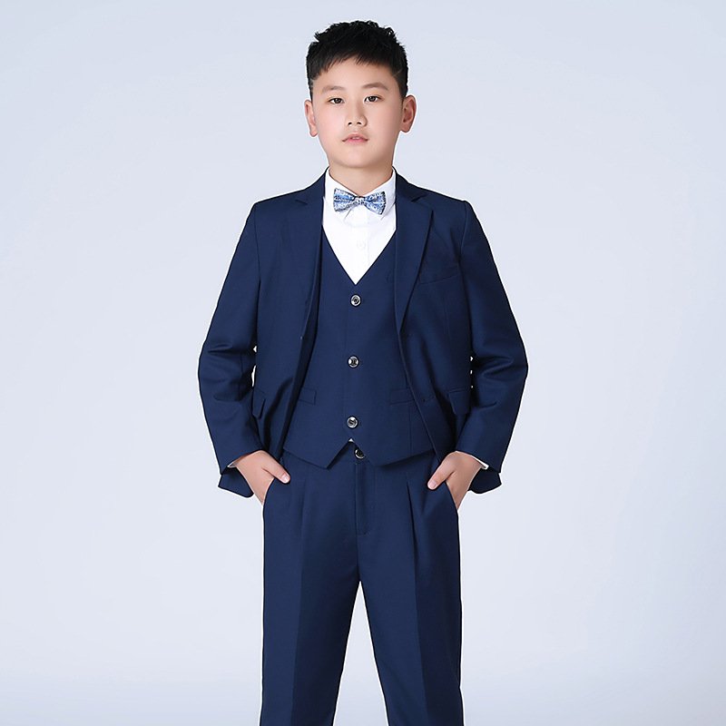 Traje de niño, traje formal de saco, chaleco y pantalón azul, camisa blanca y corbatín celeste brillante