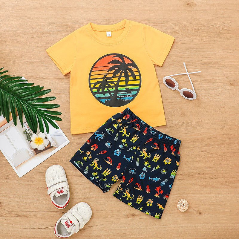 Traje de niño, traje camisa amarilla con dibujo de isla con palmeras, short negro con figuras de palmeras