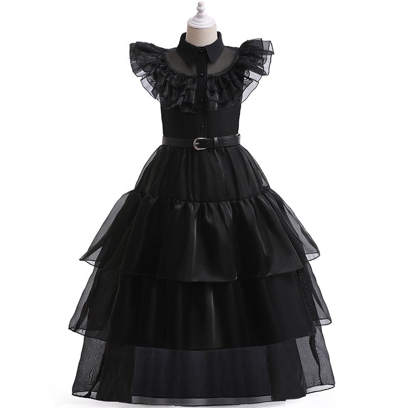 Vestido de niña, vestido negro de vuelos en la parte de abajo y encaje en la parte de arriba, con cuellos y botones adelante faja