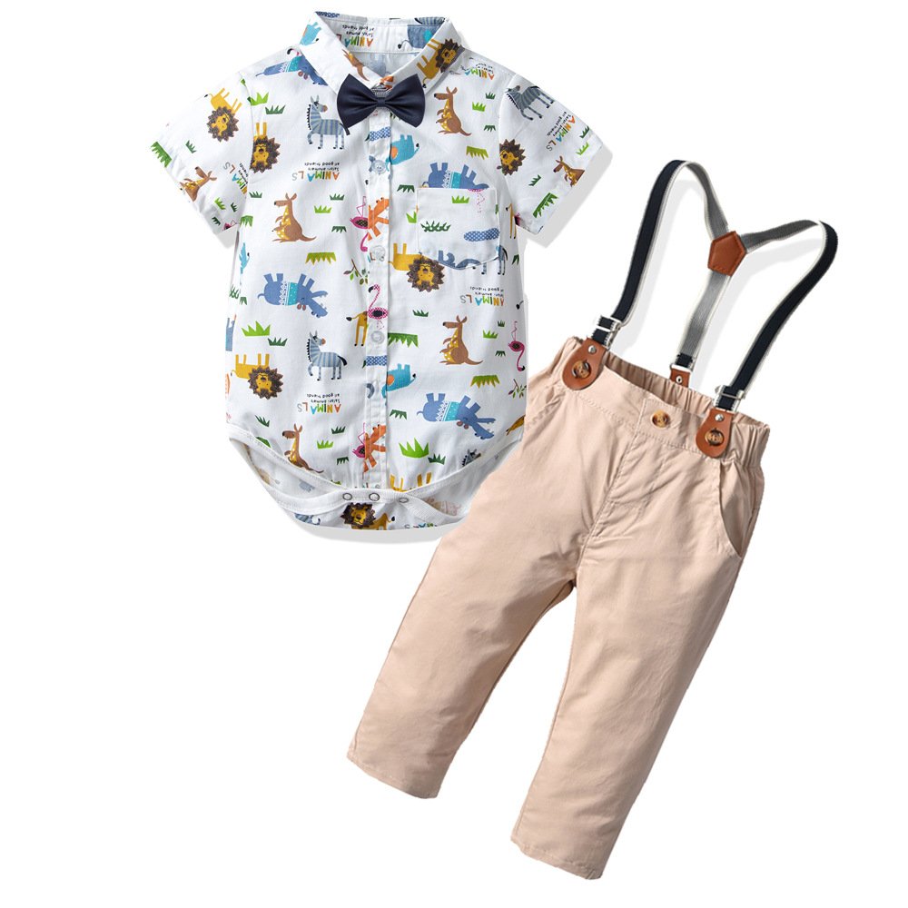 Traje de niño, traje de pantalón crema, mameluco blanco con figuras de animalitos, tirante rayado y corbatín azul