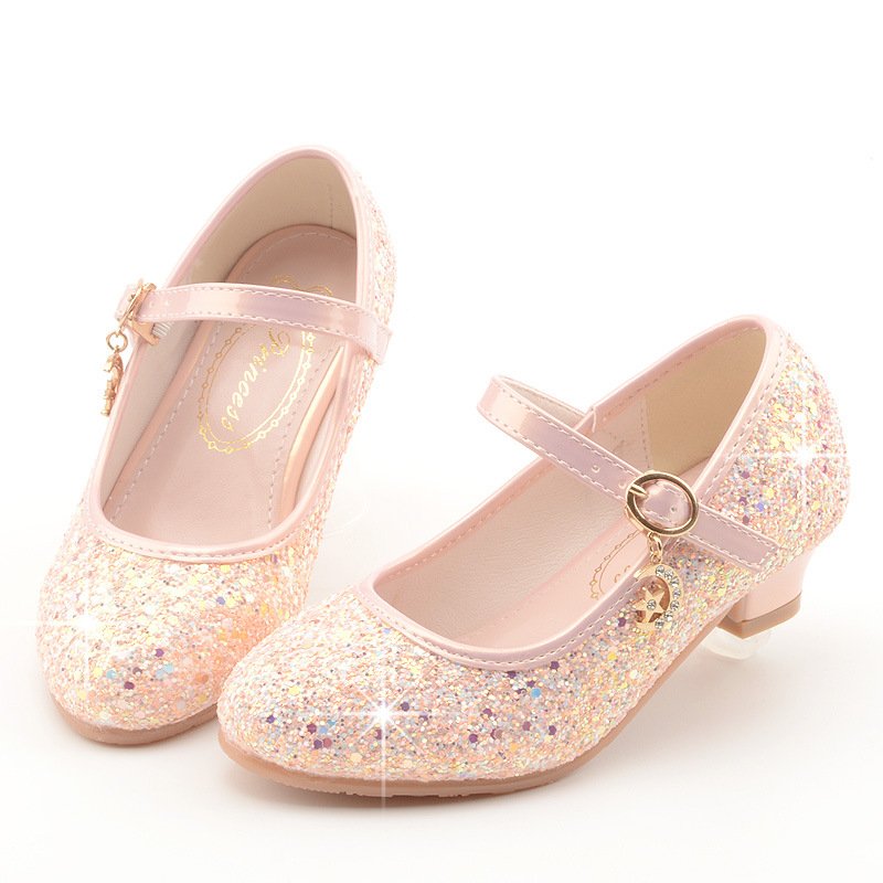 Zapatos de niña color champan de tacones pequeños y brillantes
