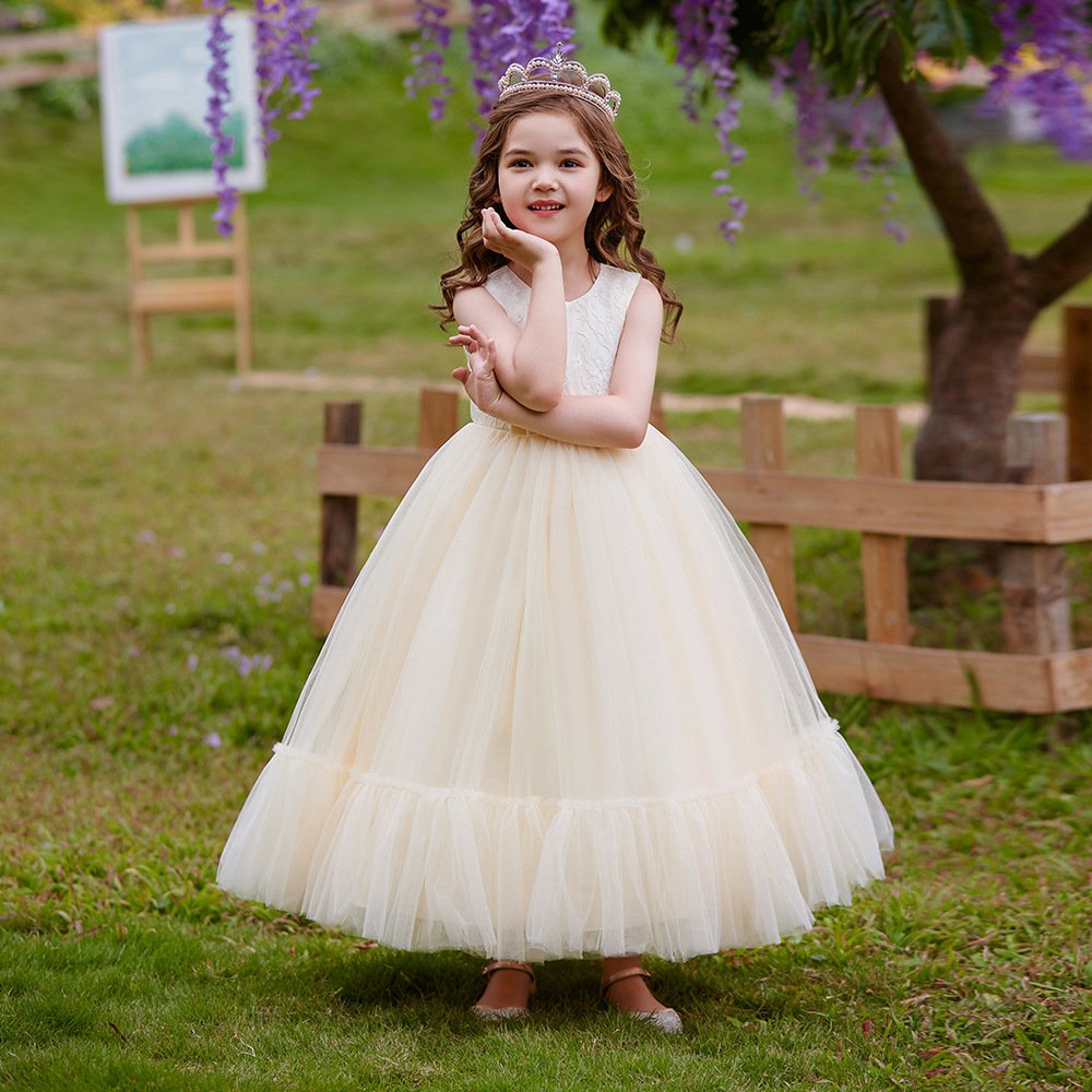 Vestido de niña, vestido crema con vuelo pequeño en la parte de abajo y blonda en la parte superior