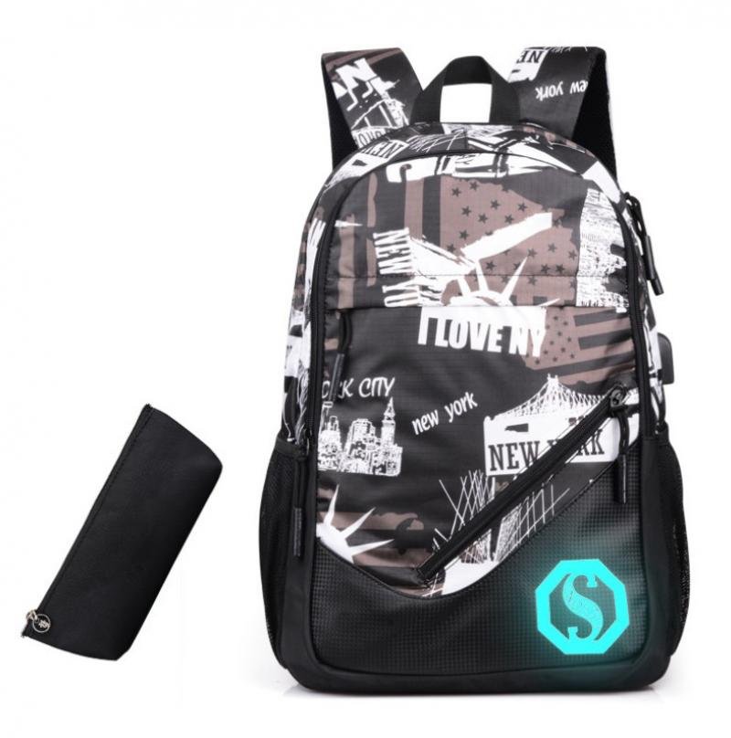 Mochila camufle negro con blanco, con porta lapiceros y entrada para power bank