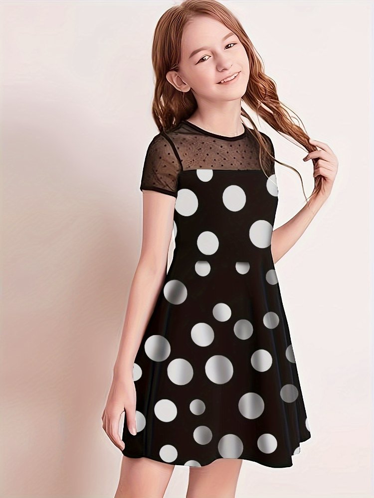 Vestido de niña, vestido negro con puntos blancos, y parte de los hombros transparentes