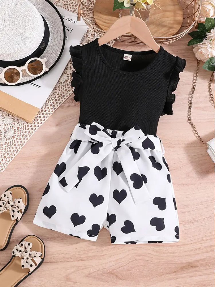 Traje de niña, traje de short enterizo, parte de arriba negro y parte de inferior blanco con corazones en negro y cinta en la cintura