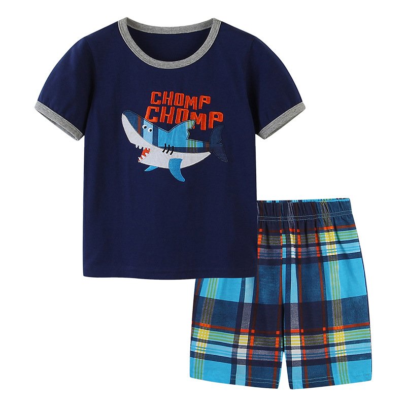 Traje de niño, traje de short cuadrado celeste, naranja con amarillo, camiseta azul con dibujo de tiburón