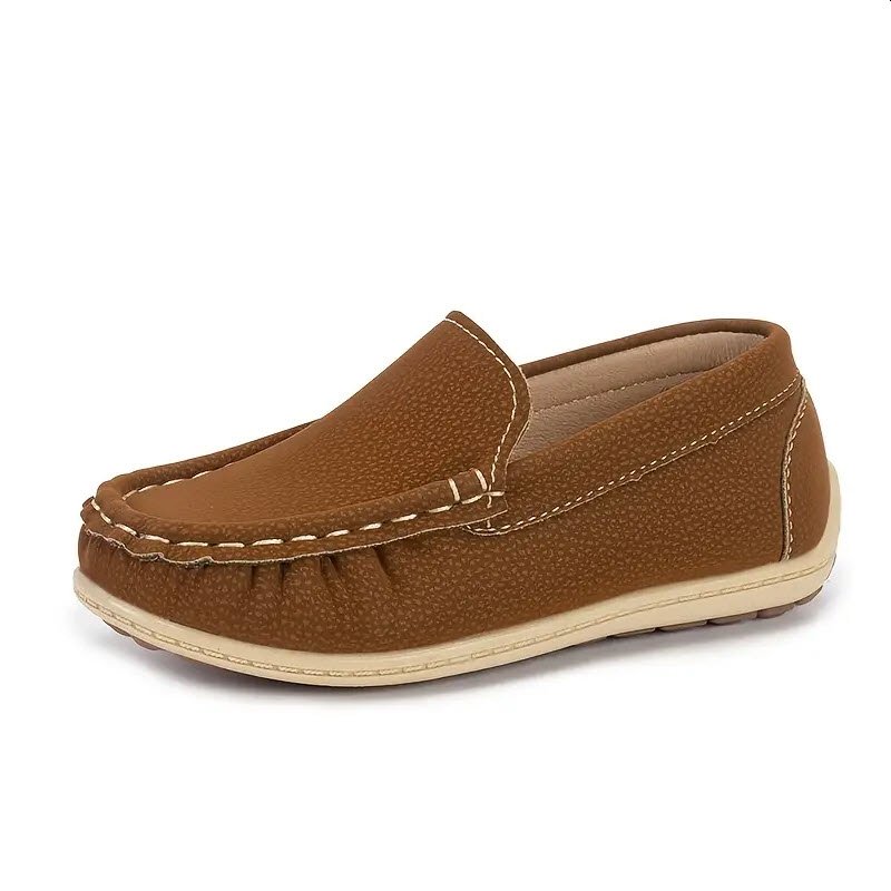 Zapatos café con grabado geométricos y suela blanca