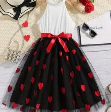 Vestido de niña, vestido blanco en parte superior, negro con corazones rojo parte inferior, lazo rojo en la cintura