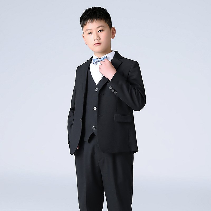 Traje de niño, traje formal de saco, chaleco y pantalón negro, camisa blanca y corbatín celeste brillante,