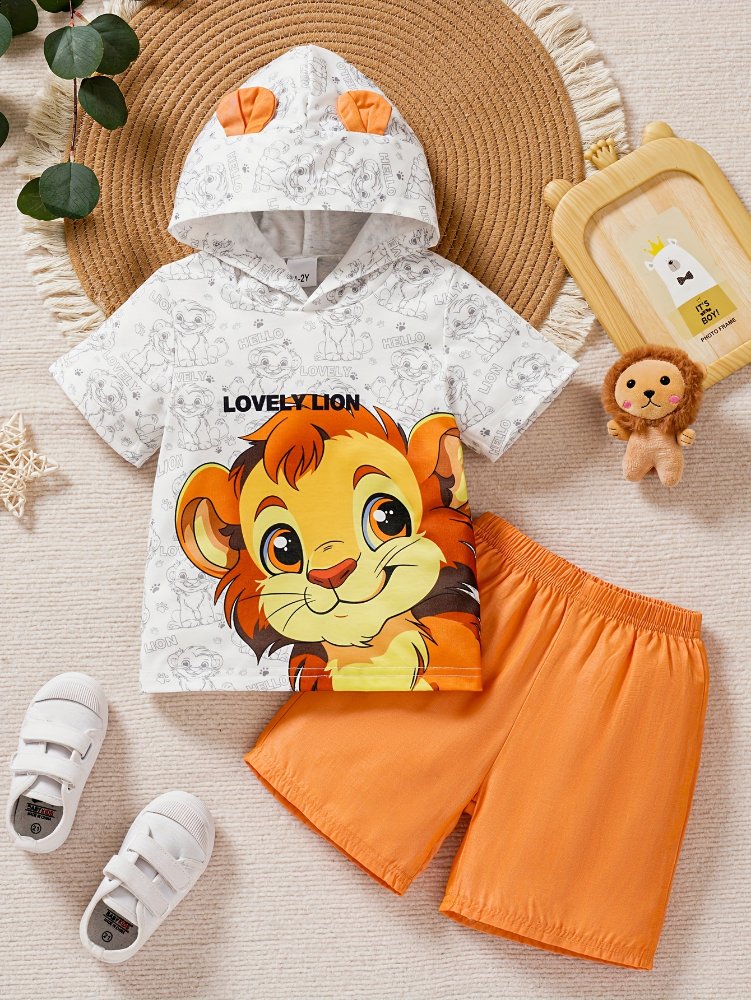 Traje de niño, traje de short naranja y camisa blanca con dibujos de leoncitos, y capucha con orejitas