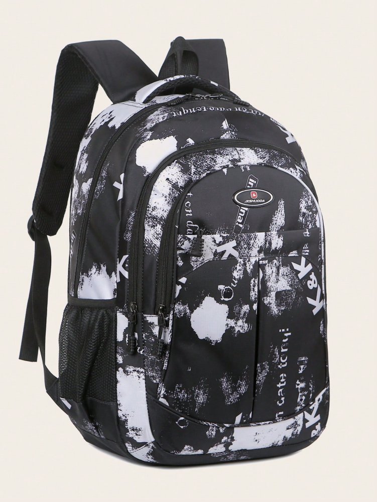 Mochila negra con figuras en blanco y letras en blanco
