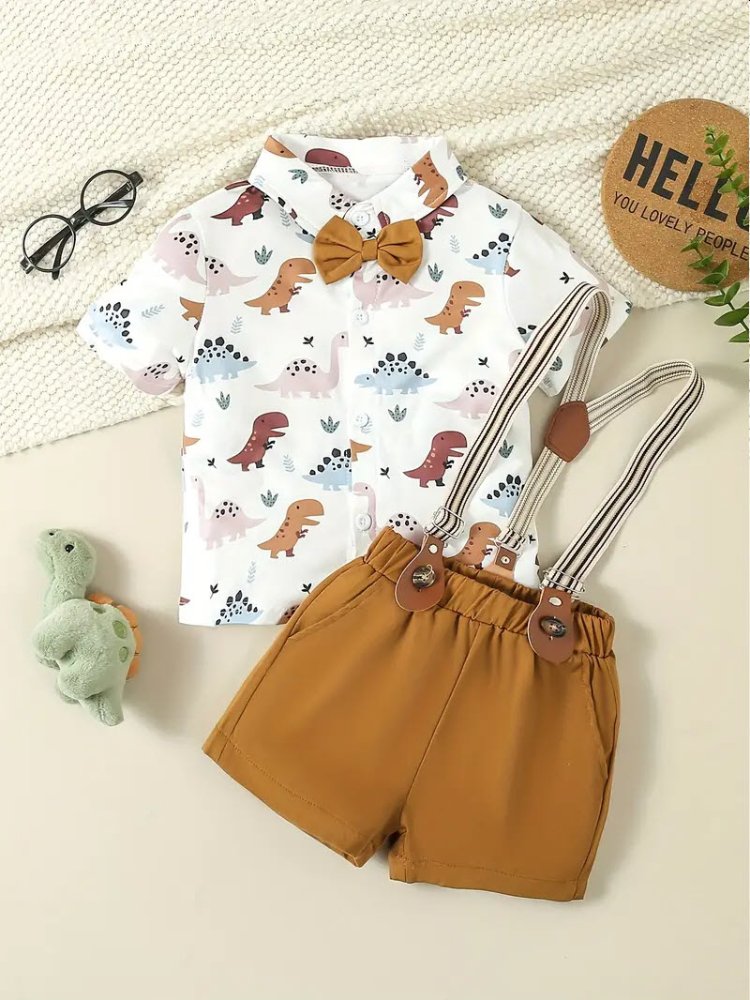 Traje de niño, traje de short y corbatín café, camisa blanca con dibujos de dinosaurios, tirantes rayados blanco con café