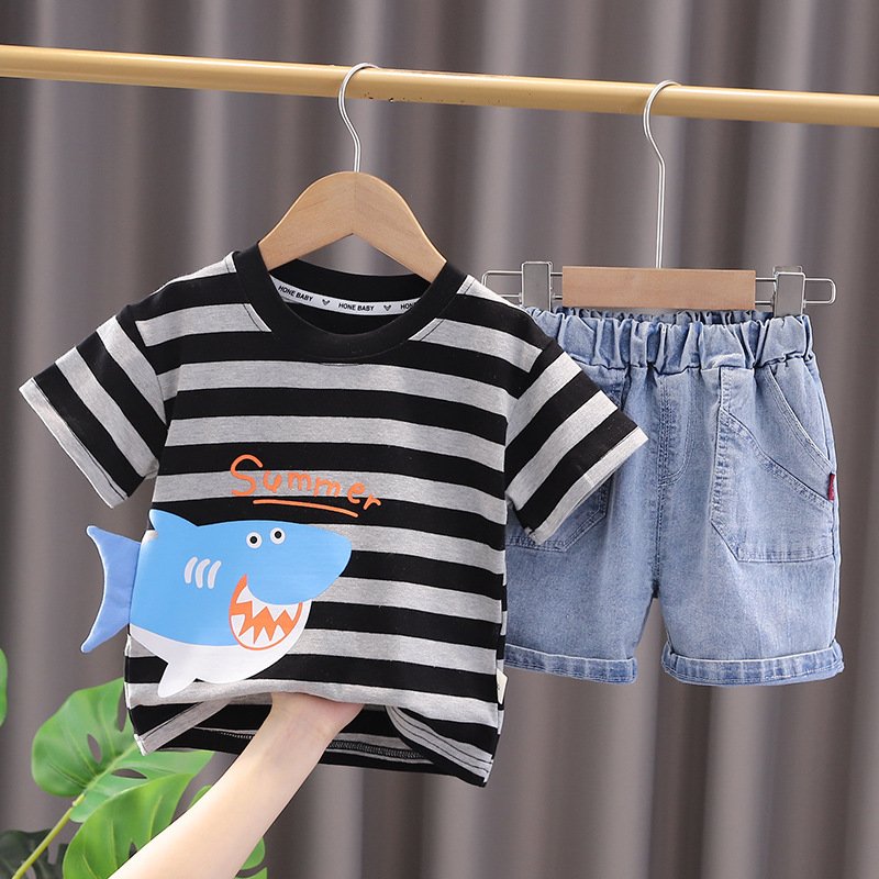Traje de niño, traje de short jeans, camisa negra con rayas gris y dibujo de tiburón