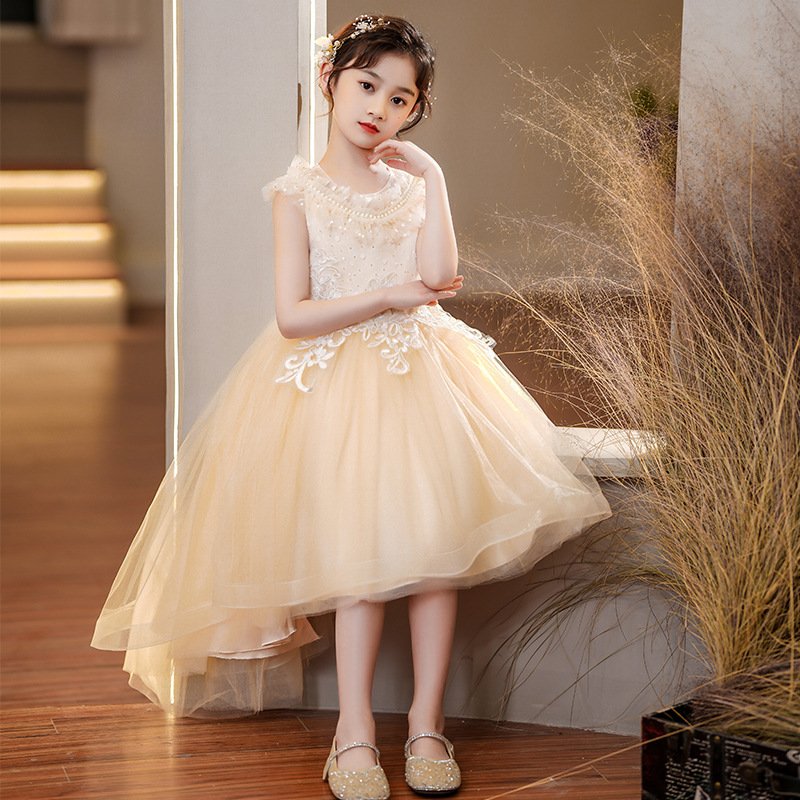 Vestido de niña, vestido crema con encaje en parte de arriba y estilo de cola y brillante