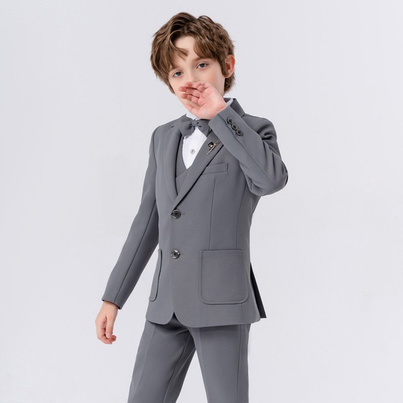 Traje de niño, traje formal de saco, chaleco y pantalón gris, camisa blanca y corbatín gris