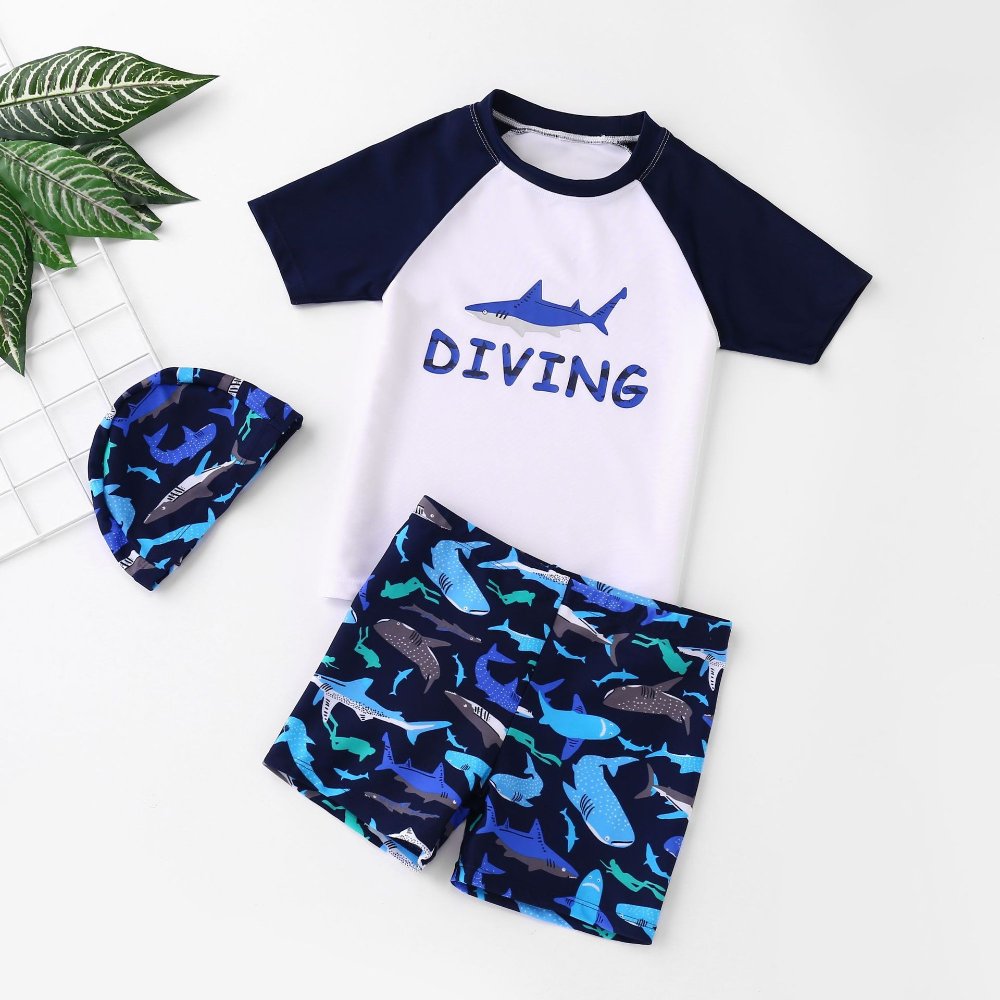 Traje de baño de niño, blanco con mangas cortas en azul short y gorro con dibujos de tiburones manga corta y short
