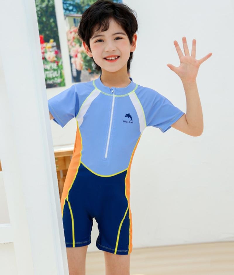 Traje de baño de niño, celeste, azul, naranja y costura en amarillo, manga corta y zíper en la parte de adelante