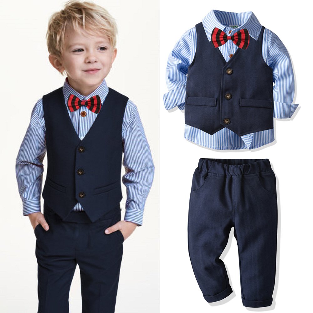 Traje de niño, traje de pantalón y chaleco azul, camisa blanca con rayas celeste y corbatín rayado rojo con negro