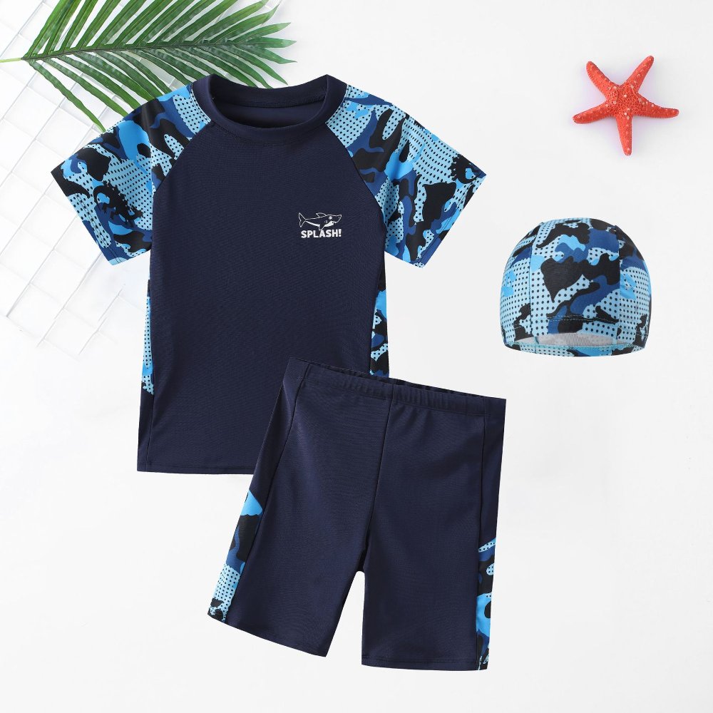 Traje de baño de niño, azul con estampados en celeste, azul y blanco, manga corta y short