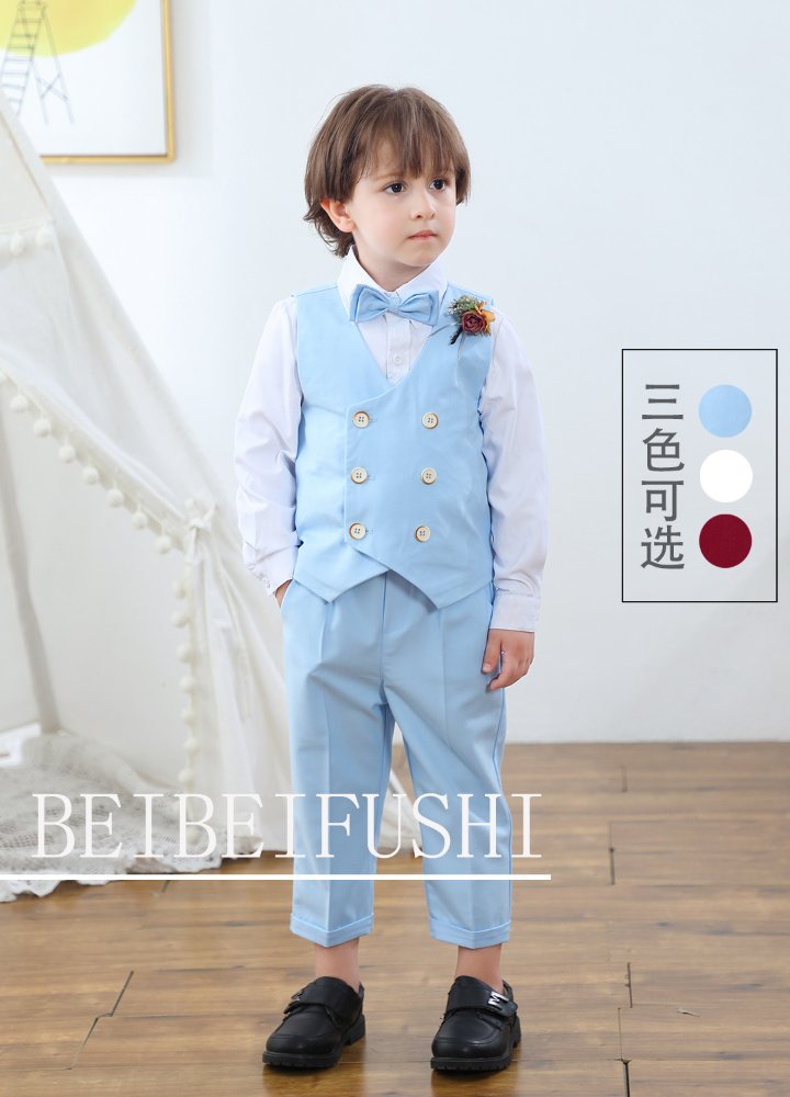 Traje de niño, traje de pantalón, chaleco y corbatín celeste, camisa blanca manga larga, seis botones en chaleco