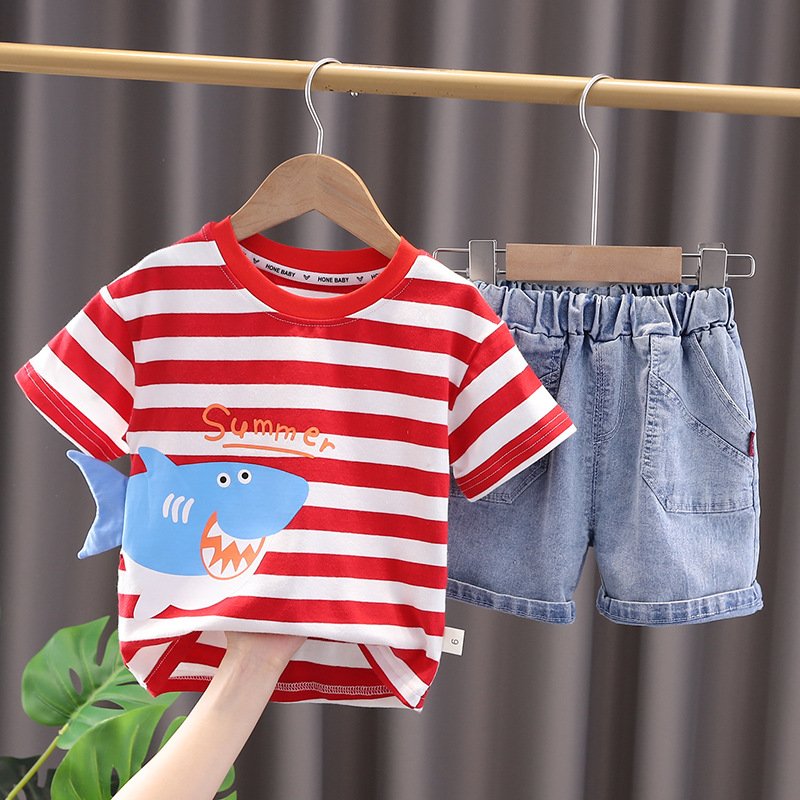 Traje de niño, traje de short jeans, camisa roja con rayas blanca y dibujo de tiburón