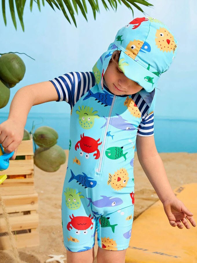 Traje de baño de niño, celeste con dibujos de animales del mar, con mangas cortas rayadas azul con blanco, zíper parte de adelante
