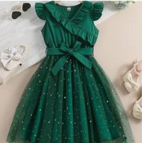 Vestido de niña, vestido verde, con vuelos en la parte superior y detalles dorados en la parte inferior, cinta en la cintura