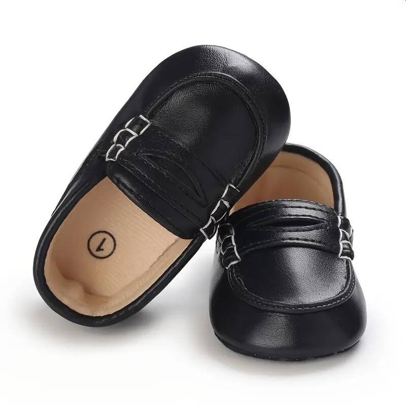 Zapatitos para bebes en negro, con hilo en los costado