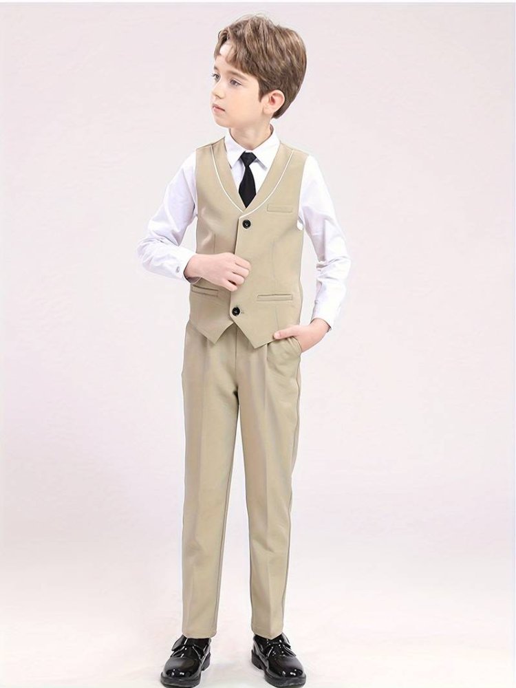 Traje de niño, traje de pantalón y chaleco crema, camisa blanca manga larga, corbata negra