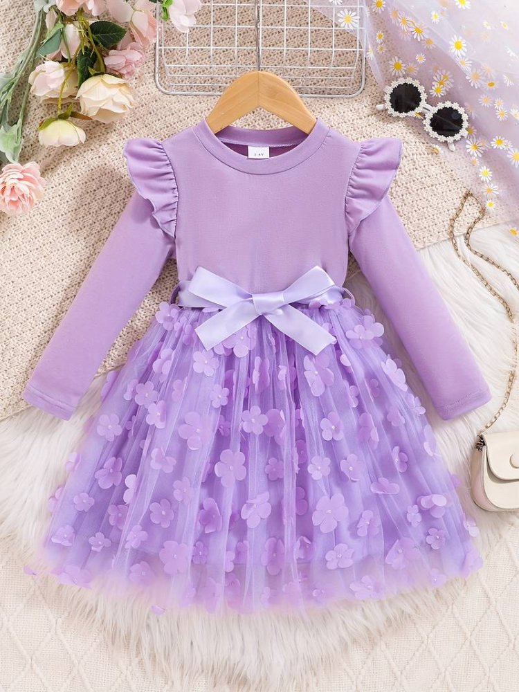 Vestido de niña, vestido lila, manga larga y con vuelos en mangas, detalles de flores en parte inferior, cinta en cintura