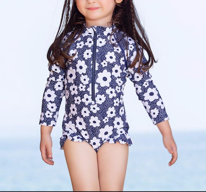 Traje de baño de niña, azul con flores grandes, de manga larga y vuelos en la parte de abajo y zíper parte de enfrente